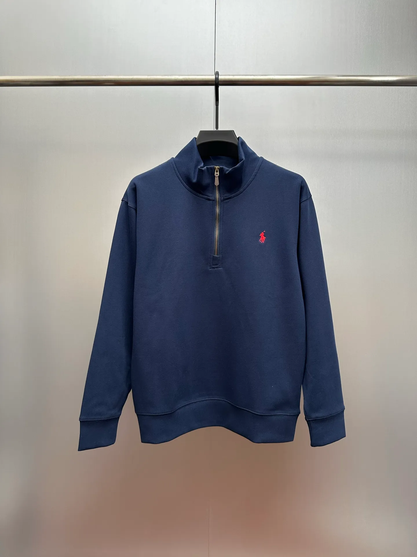 P250 Ralph Lauren/Ralph Lauren classic small logo embroidered turtleneck half-zip sweatshirt, simple and versatile ~ super delicate and soft, close to the body without being tied. Perfectly reflects the brand's sense of superiority. The cut is standard, comfortable to stretch, unrestricted in movement, and highly practical to wear. Classic and simple style, with pony embroidery pattern on the chest, imported machines, three-dimensional and full. Original Polo brass zipper, three-dimensional windproof lapels, taking into account warmth and cool lines, full of coolness, half-open lazy mode. The fit is loose, whether worn alone or layered, you can wear different styles of fashion with just one piece. Color: black, white, gray, brown, navy. Size: S-xL